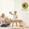 Enfant lançant une hachette en mousse sur cible circulaire verte et rouge avec parent