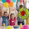 Enfants jouant au jeu de lancer de hache en mousse lors d'une fête d'anniversaire