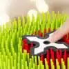 Main d'enfant enfonçant les picots souples de la cible de lancer interactive