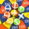 alles scratch colorées en vol vers une cible de fléchettes pour enfants