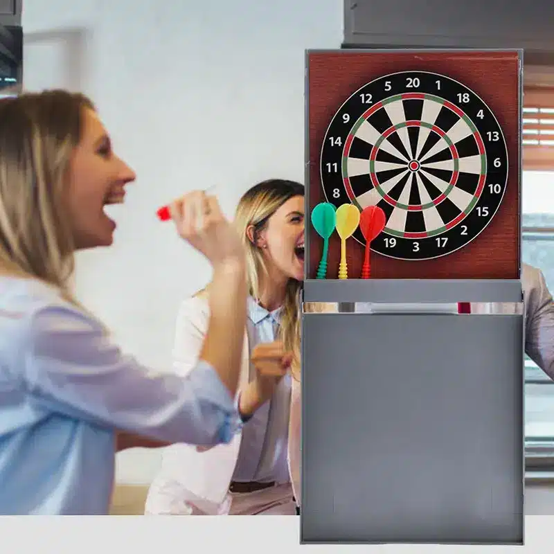 Coffret de fléchettes magnétiques pliable ouvert avec cible traditionnelle sur fond bois et cadre métal gris