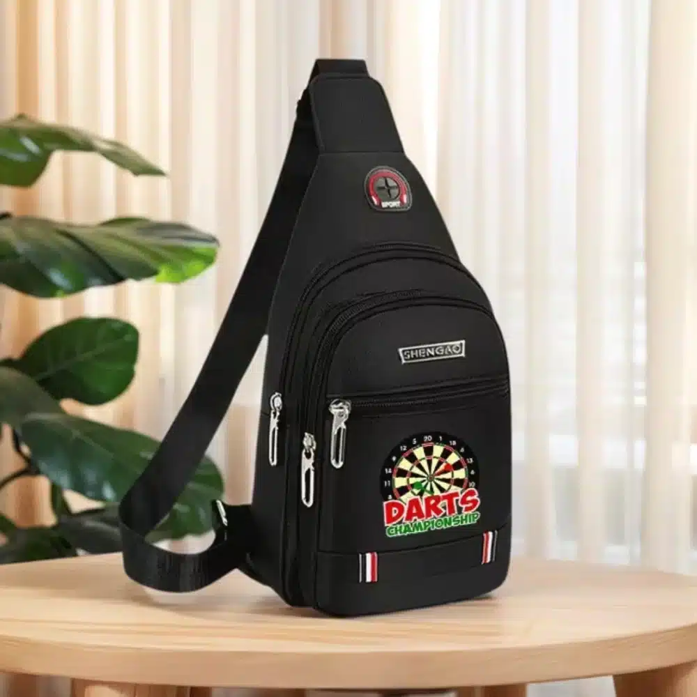 Sac banane fléchettes compact noir Oxford logo Championship posé table bois ambiance intérieur