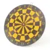 Cible fléchettes traditionnelle segments jaunes et noirs avec bullseye rouge central