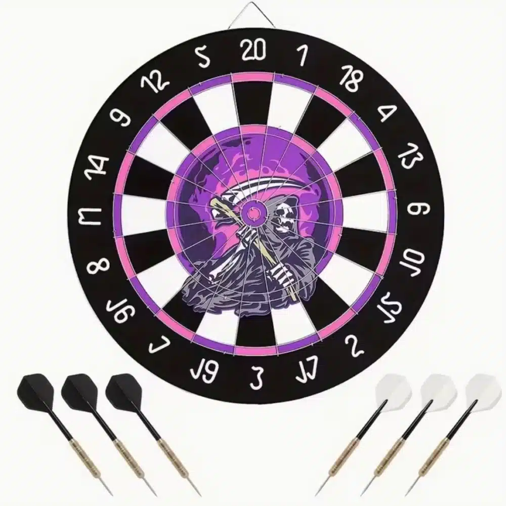 Triple fléchettes pointes acier plantées dans bullseye cible Reaper violet rose pink flammes