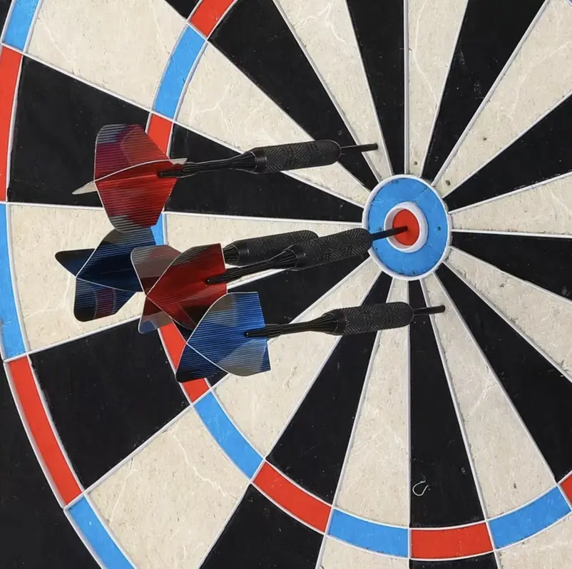 Cible de fléchettes professionnelle HUUNQU® rotative en sisal, design noir et crème, kit complet.