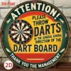 Plaque métal déco fléchettes vintage, ronde, vert, jaune, rouge, message humoristique.