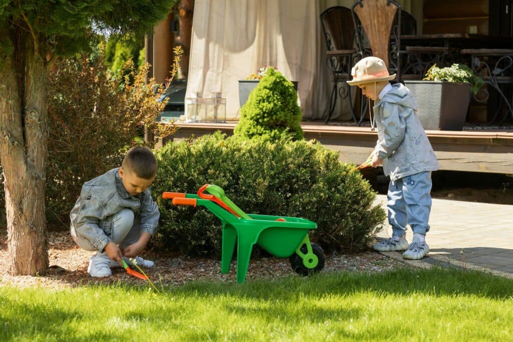 Enfants jouant avec des jouets de plein air dans un jardin ensoleillé