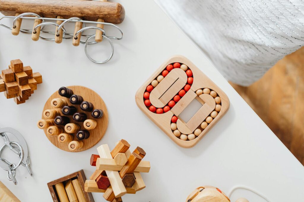 Enfant de 5 ans concentré sur un jeu de société en bois coloré