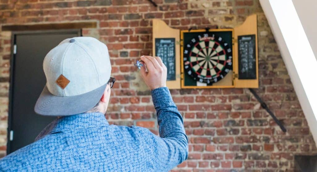 Joueur de fléchettes visant la cible lors d'un championnat du monde professionnel
