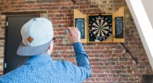 Joueur de fléchettes visant la cible lors d'un championnat du monde professionnel