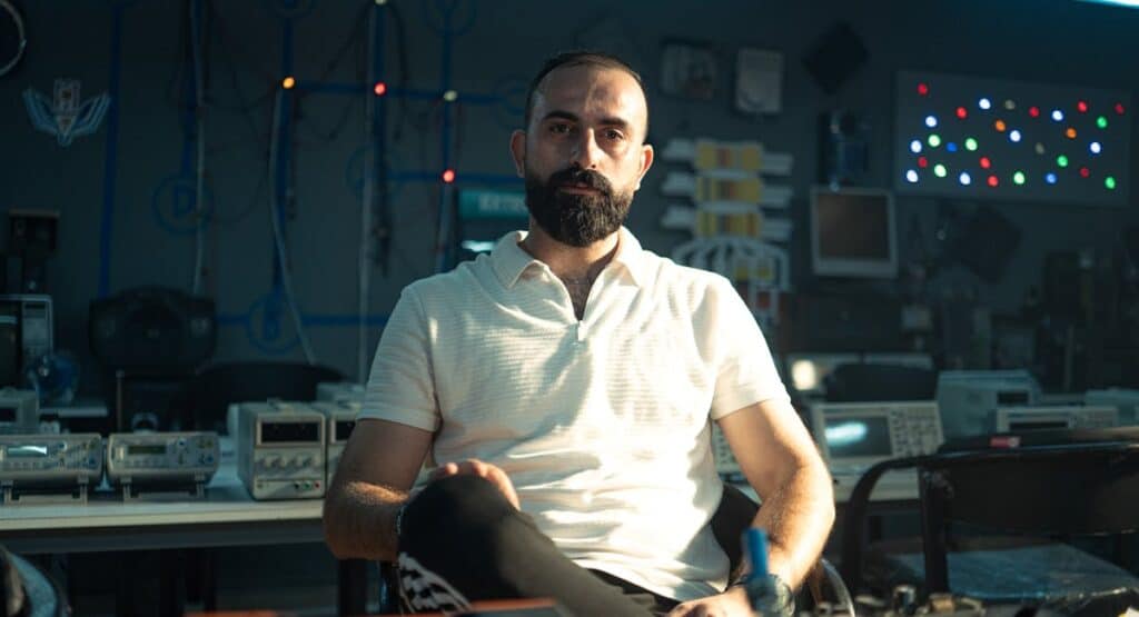 Joueur visant une cible électronique professionnelle de fléchettes murale