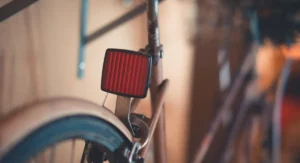 Cycliste en plein effort sur home trainer dans un salon lumineux