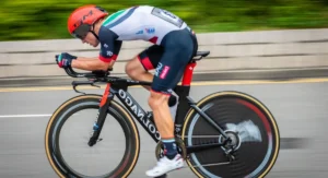Peloton cycliste international sur route vallonnée pendant un championnat