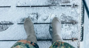Une chaussure raquette dans la neige avec fixation en gros plan technique