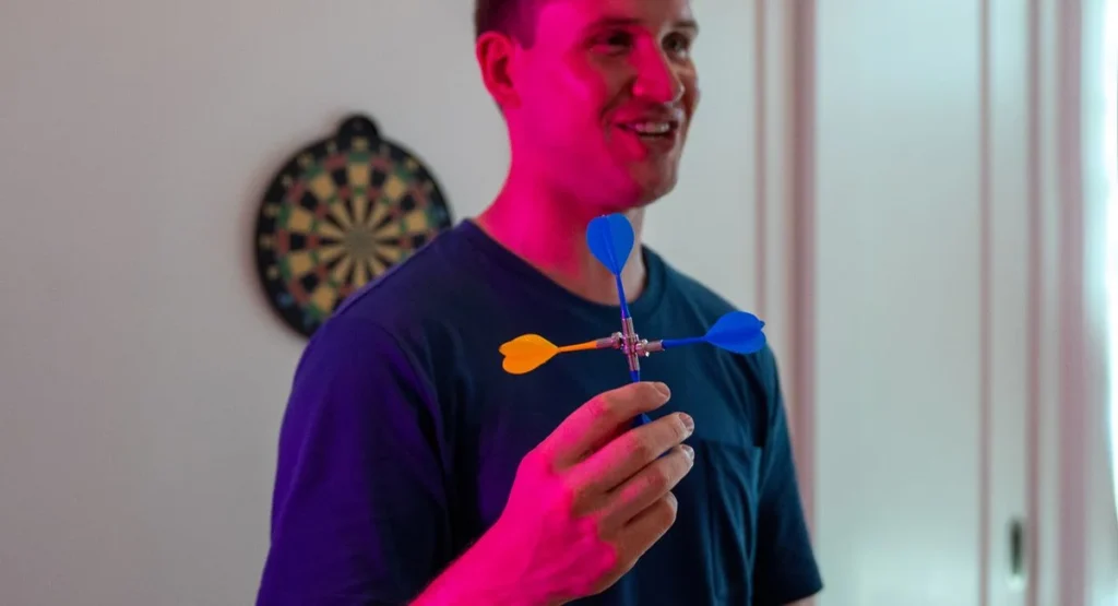 Cible Canaveral 500 en jeu dans un salon avec des fléchettes acier